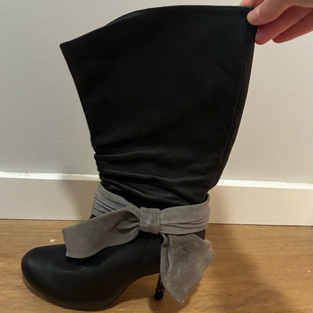 Stunning Irregular Choice slouchy black boots, US 7, UK5, with grey suede bow
